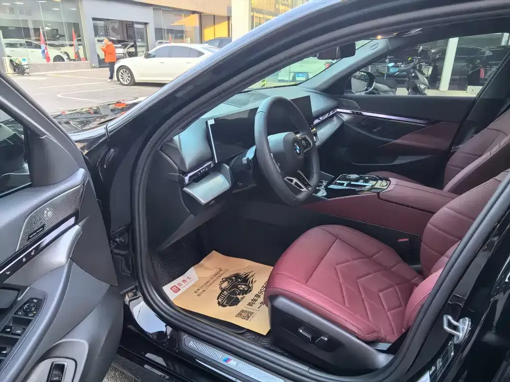 BMW 5 Series 2024 из CN, фото 2