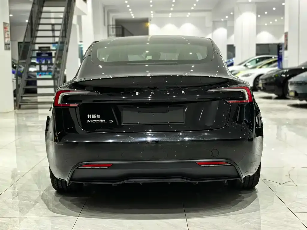 Tesla Model 3 — фото 4