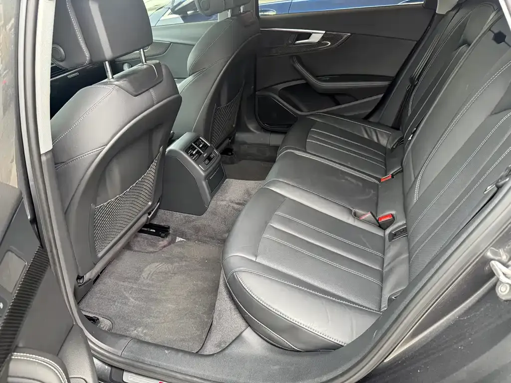 Audi A4L 2022 из CN, фото 4