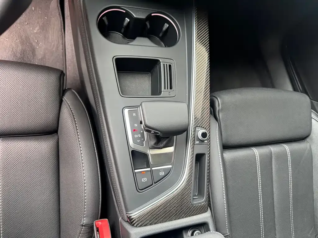 Audi A4L 2022 из CN, фото 8