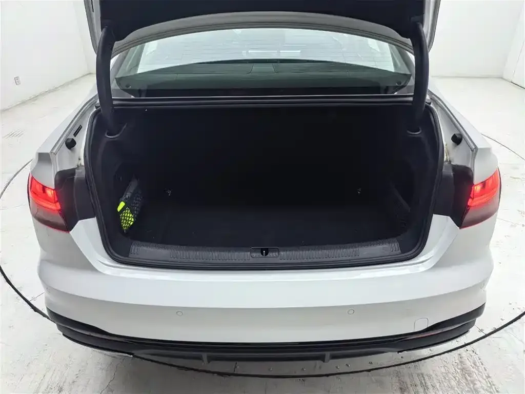 Audi A4L 2023 из CN, фото 4
