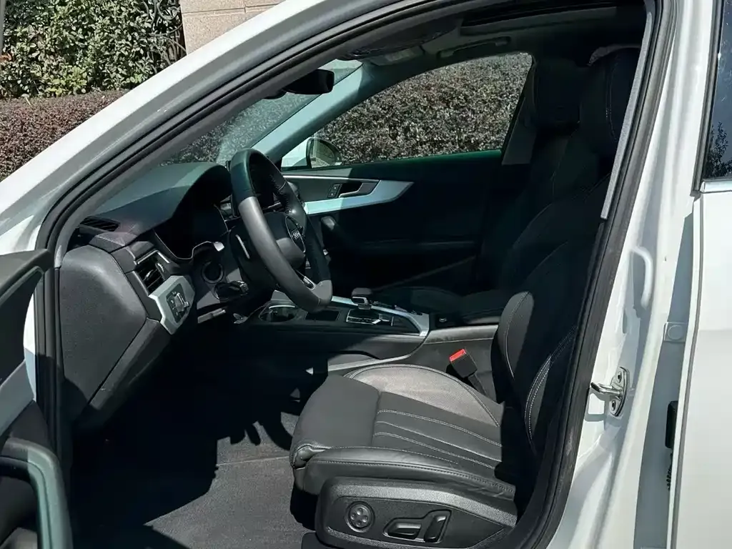 Audi A4L 2021 из CN, фото 6