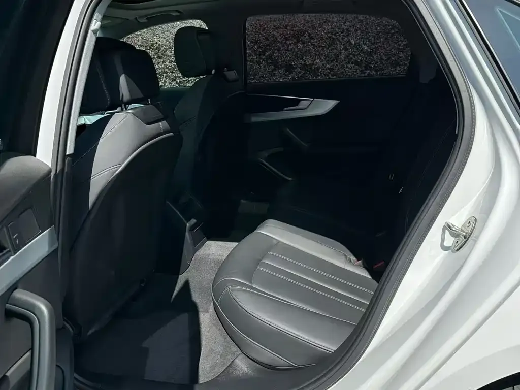Audi A4L 2021 из CN, фото 2