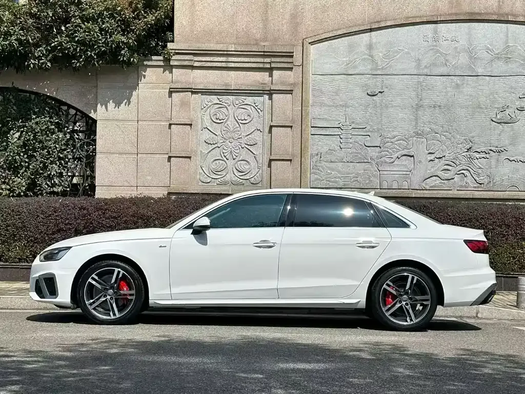 Audi A4L 2021 из CN, фото 8