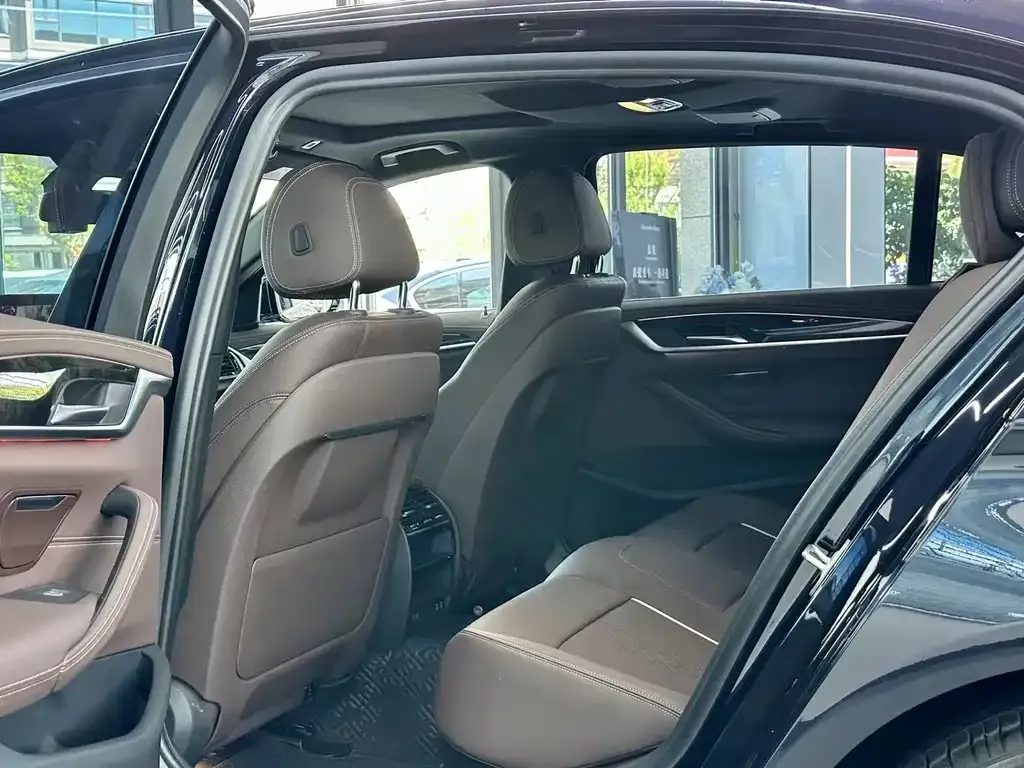 BMW 5 Series 2022 из CN, фото 2