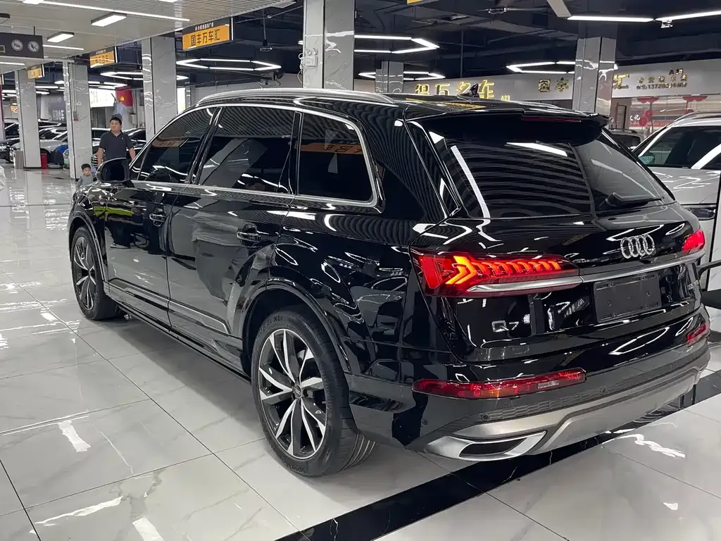Audi Q7 — фото 8