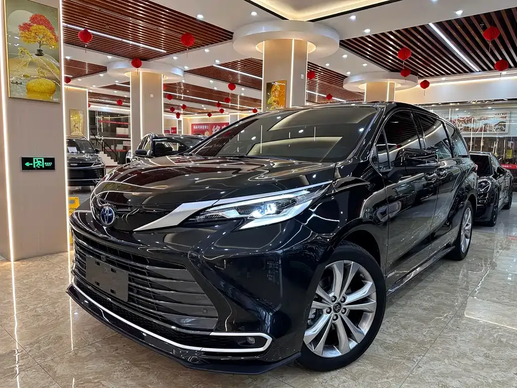 Toyota Sienna — фото 1