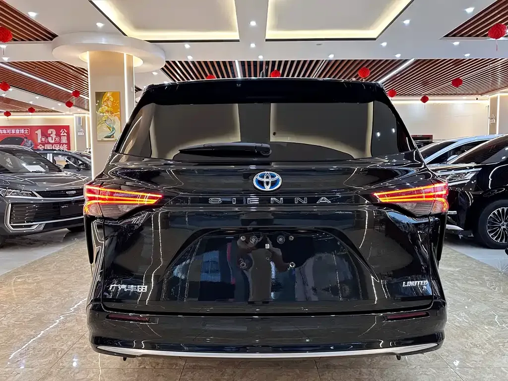 Toyota Sienna — фото 3