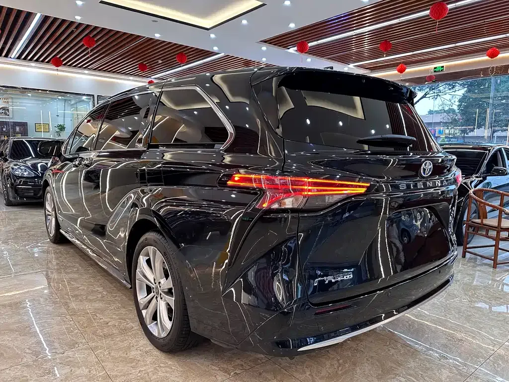 Toyota Sienna — фото 10