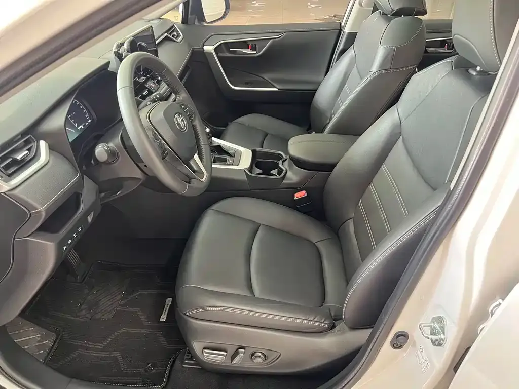 Toyota RAV4 — фото 9