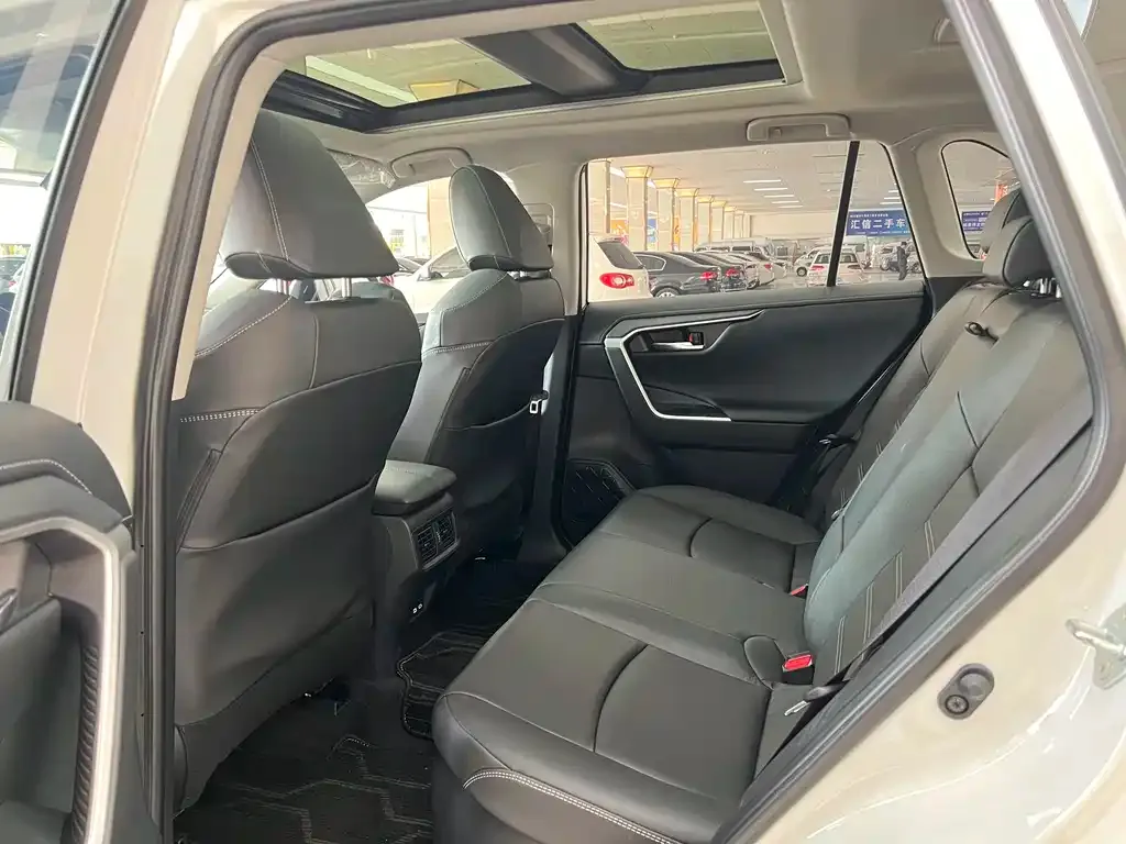Toyota RAV4 — фото 7