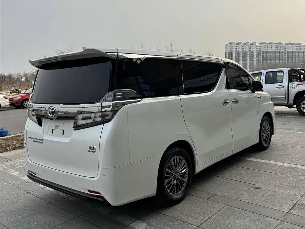 Toyota Vellfire — фото 2
