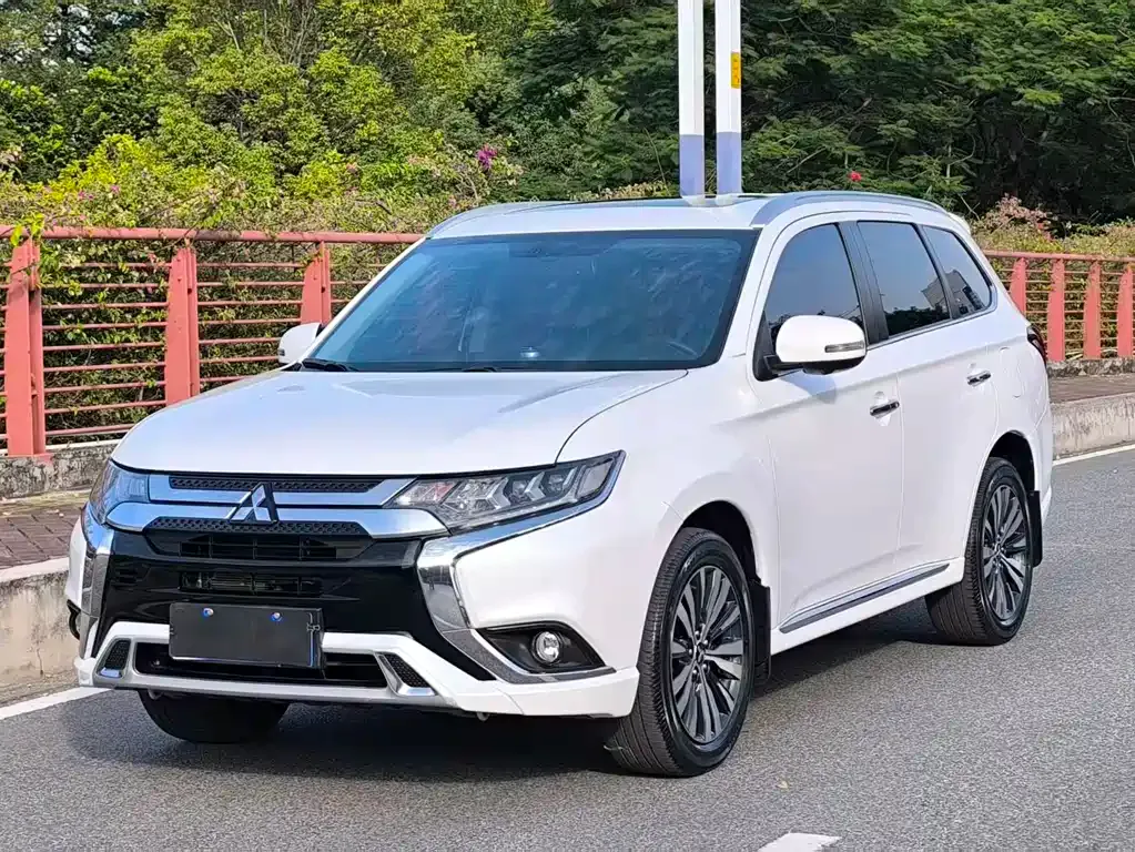 Mitsubishi Outlander — фото 1
