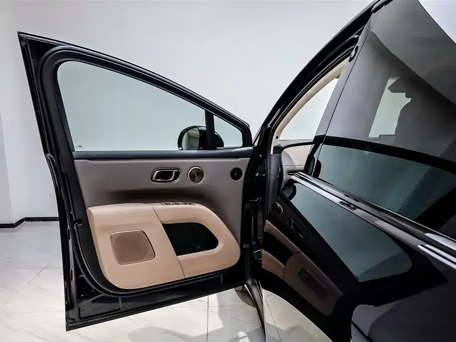 Li Auto i8 — фото 5