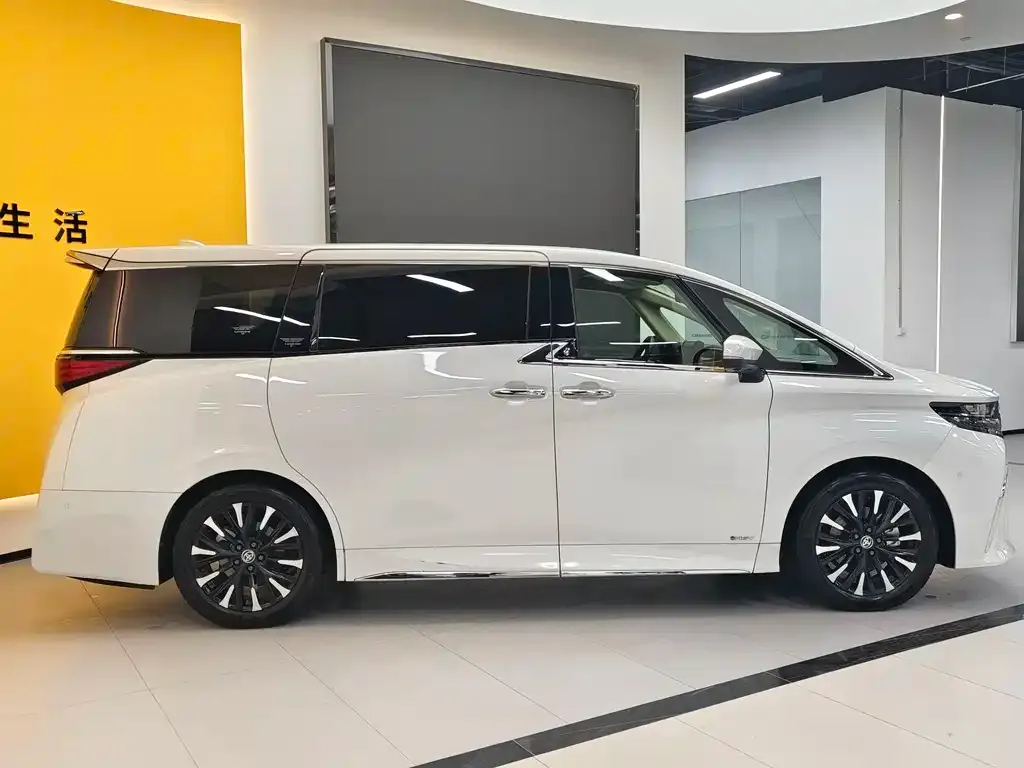Toyota Alphard — фото 4