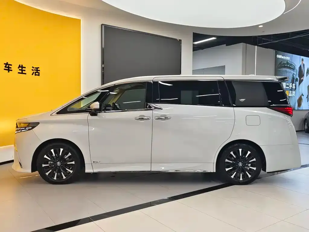 Toyota Alphard — фото 6