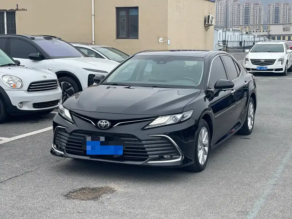 Toyota Camry — фото 1