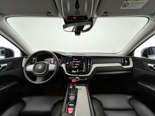 Volvo XC60 — фото 10