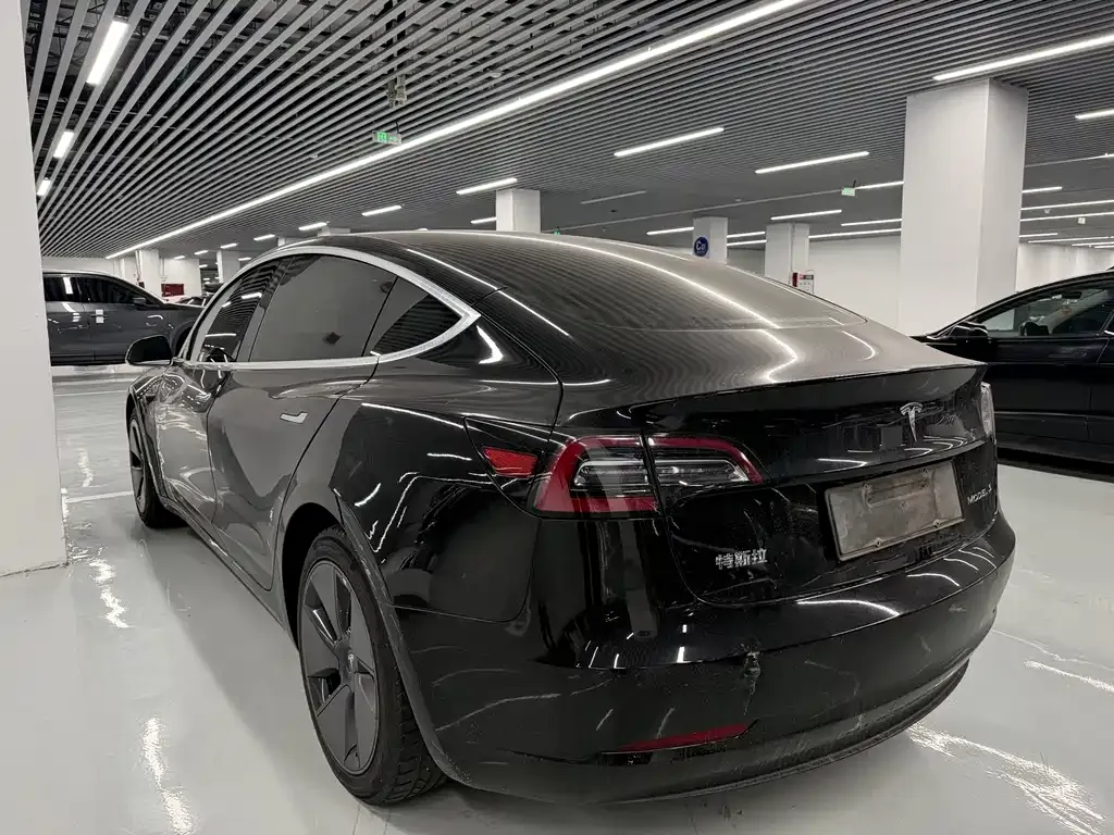 Tesla Model 3 — фото 10
