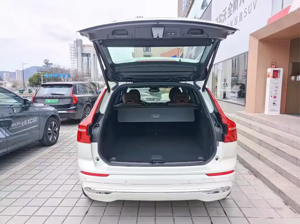 Volvo XC60 PHEV 2024 из CN, фото 3