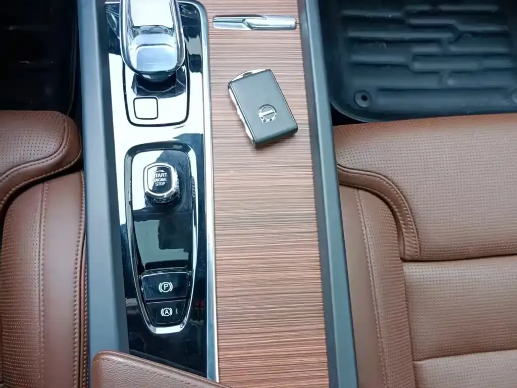 Volvo XC60 PHEV 2024 из CN, фото 6