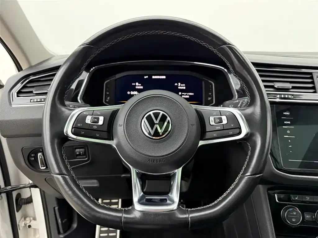 Volkswagen Tiguan L — фото 8
