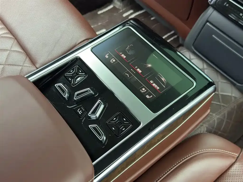Audi A8 — фото 6