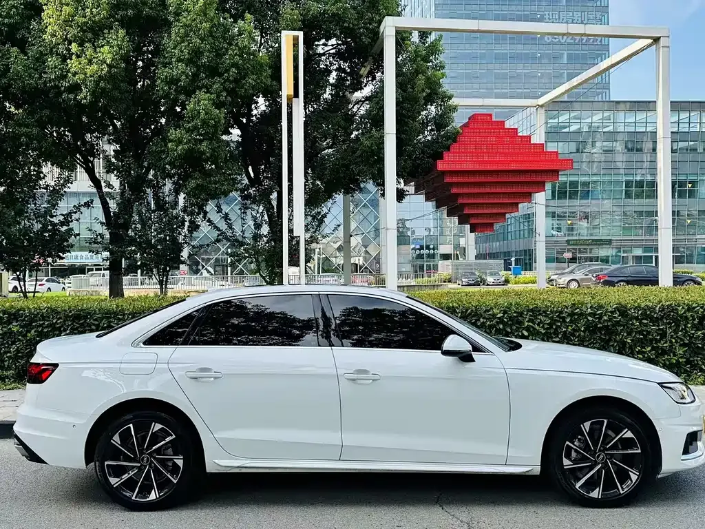 Audi A4L 2022 из CN, фото 9