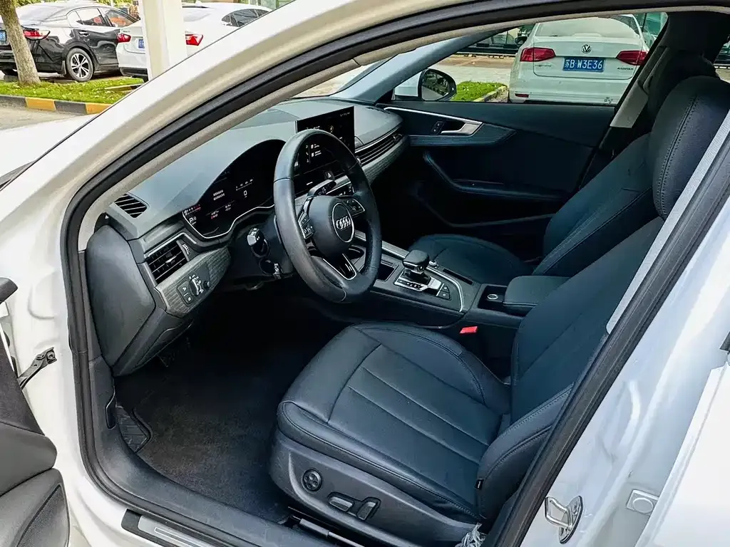 Audi A4L 2022 из CN, фото 2