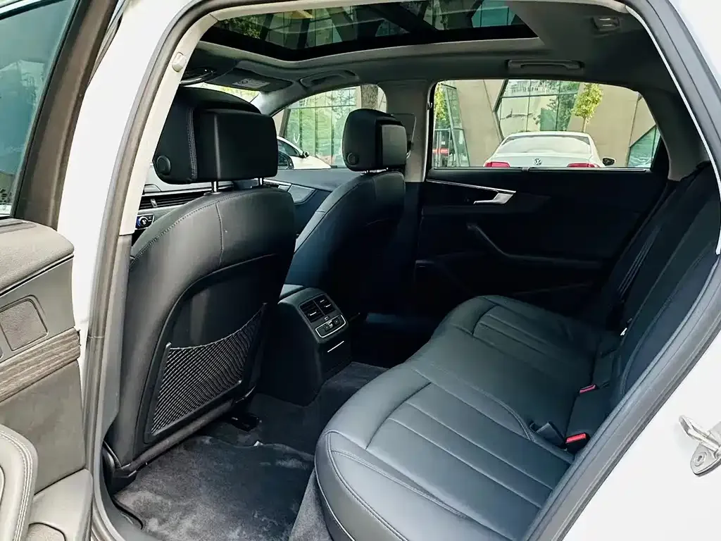 Audi A4L 2022 из CN, фото 3