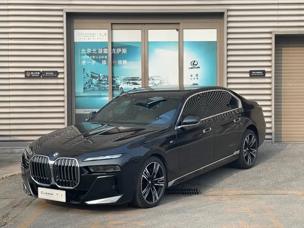 BMW 7 Series — фото 1