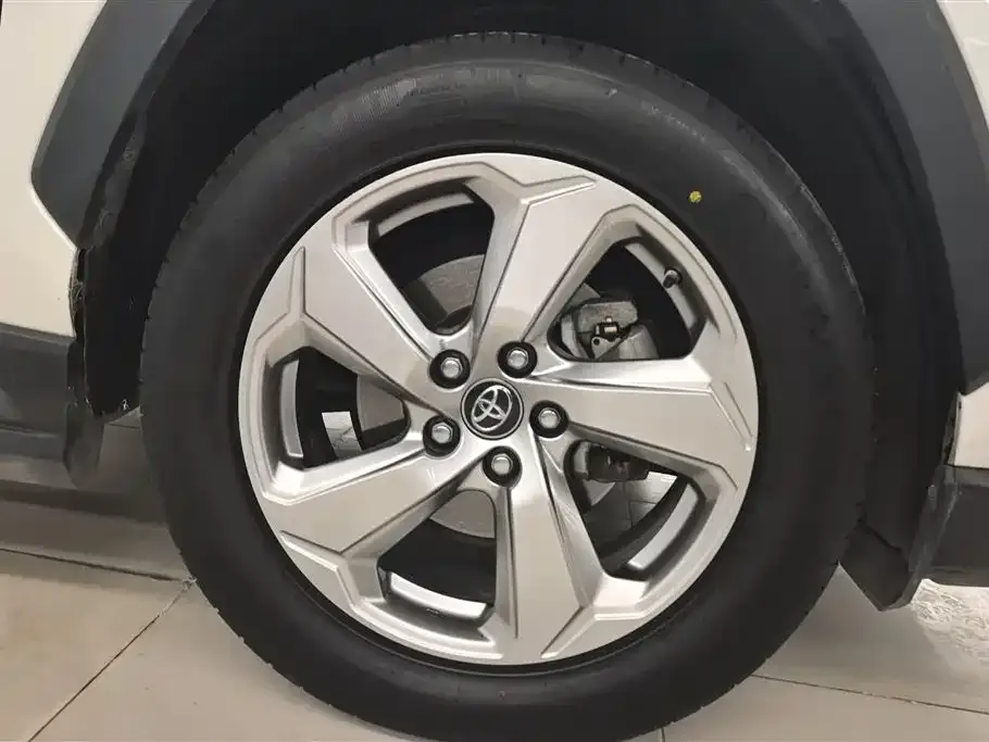 Toyota RAV4 — фото 2