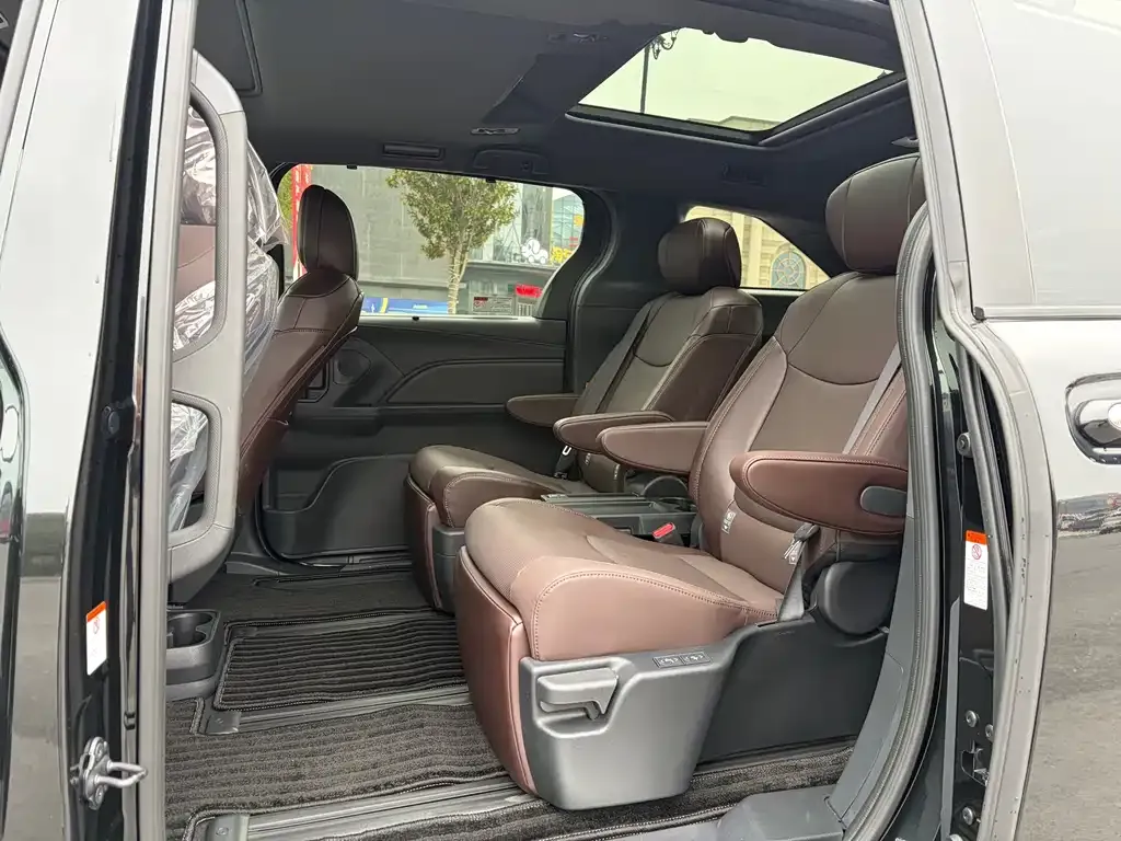 Toyota Granvia — фото 2