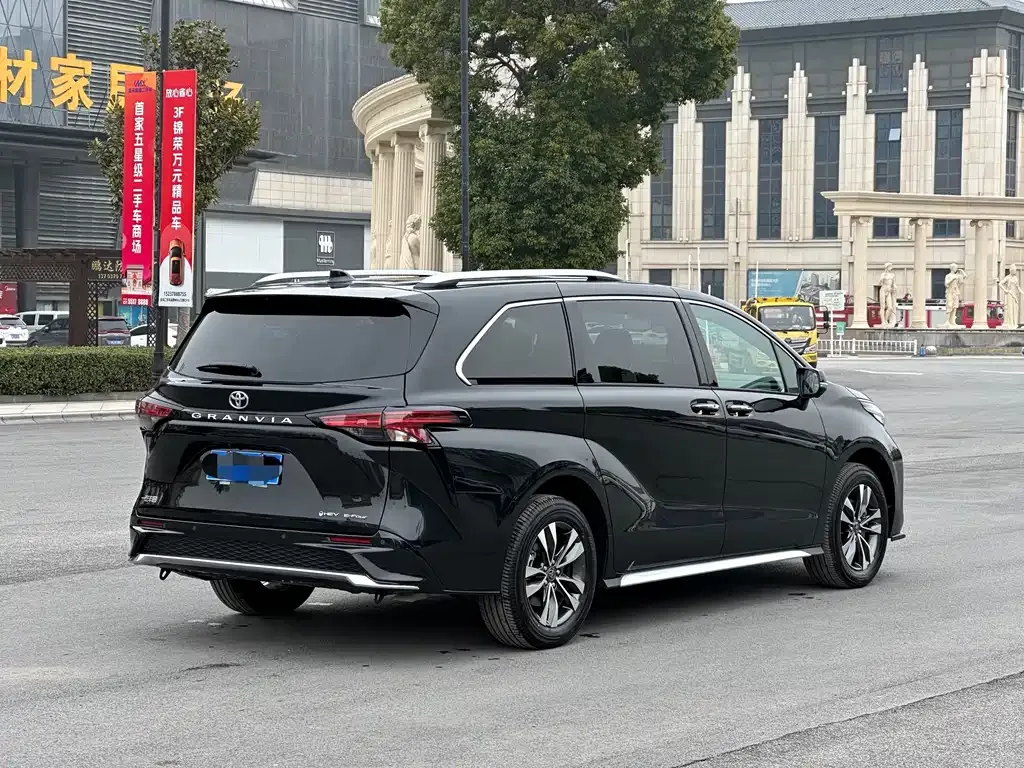 Toyota Granvia — фото 10