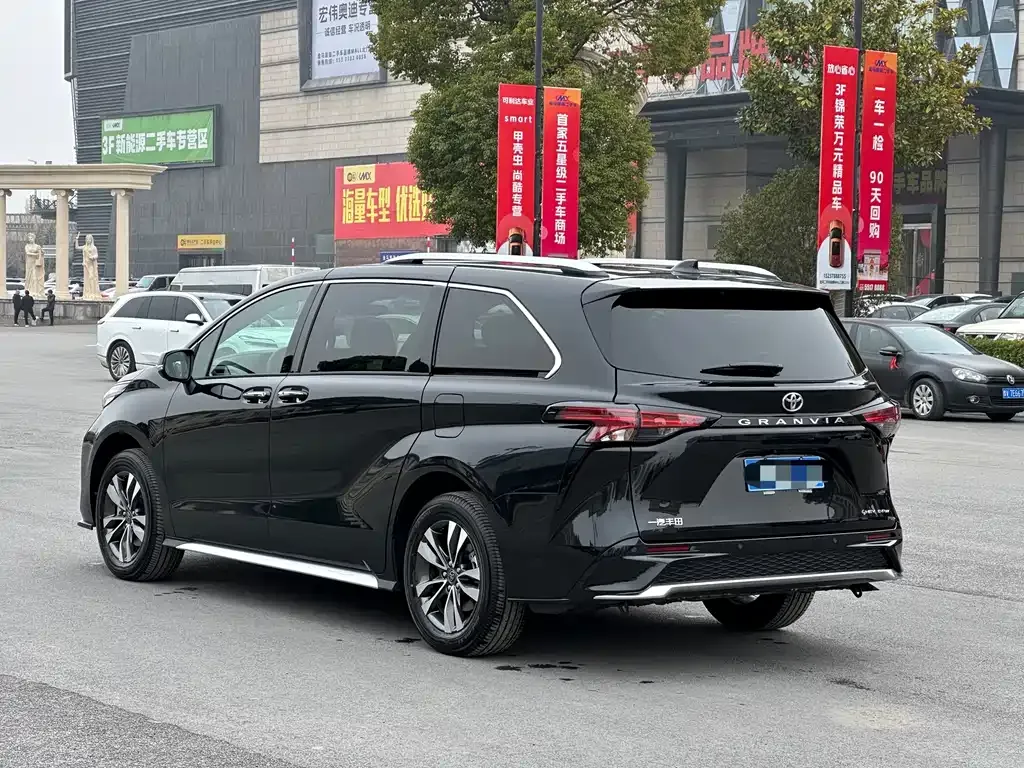 Toyota Granvia — фото 3