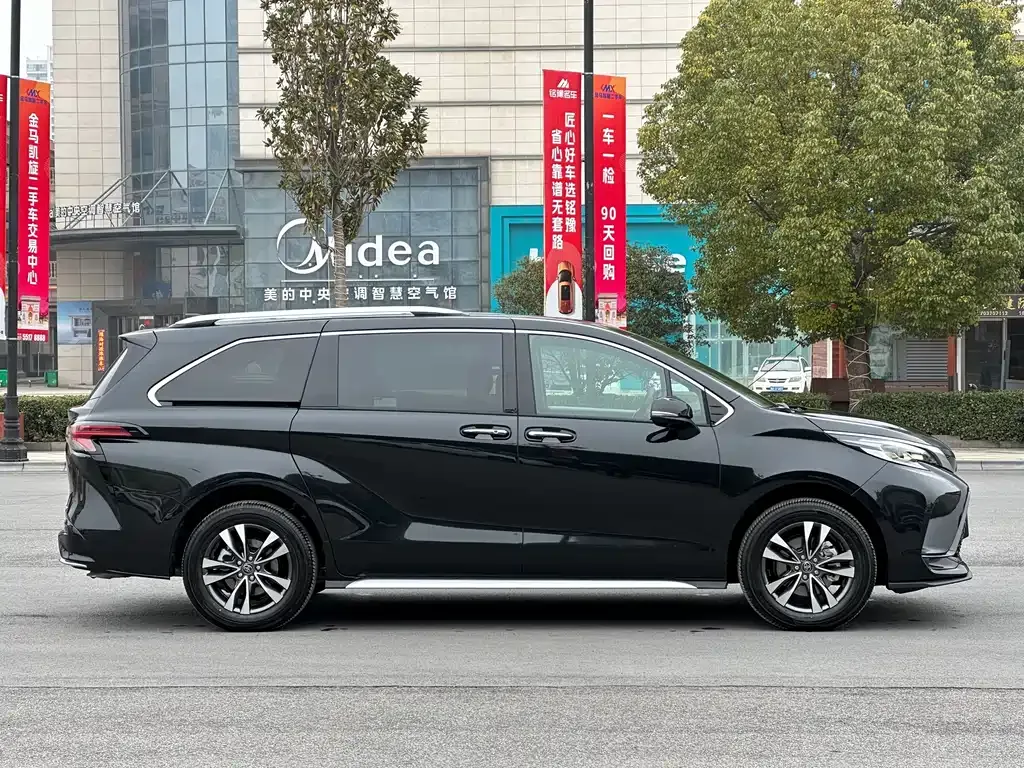 Toyota Granvia — фото 7