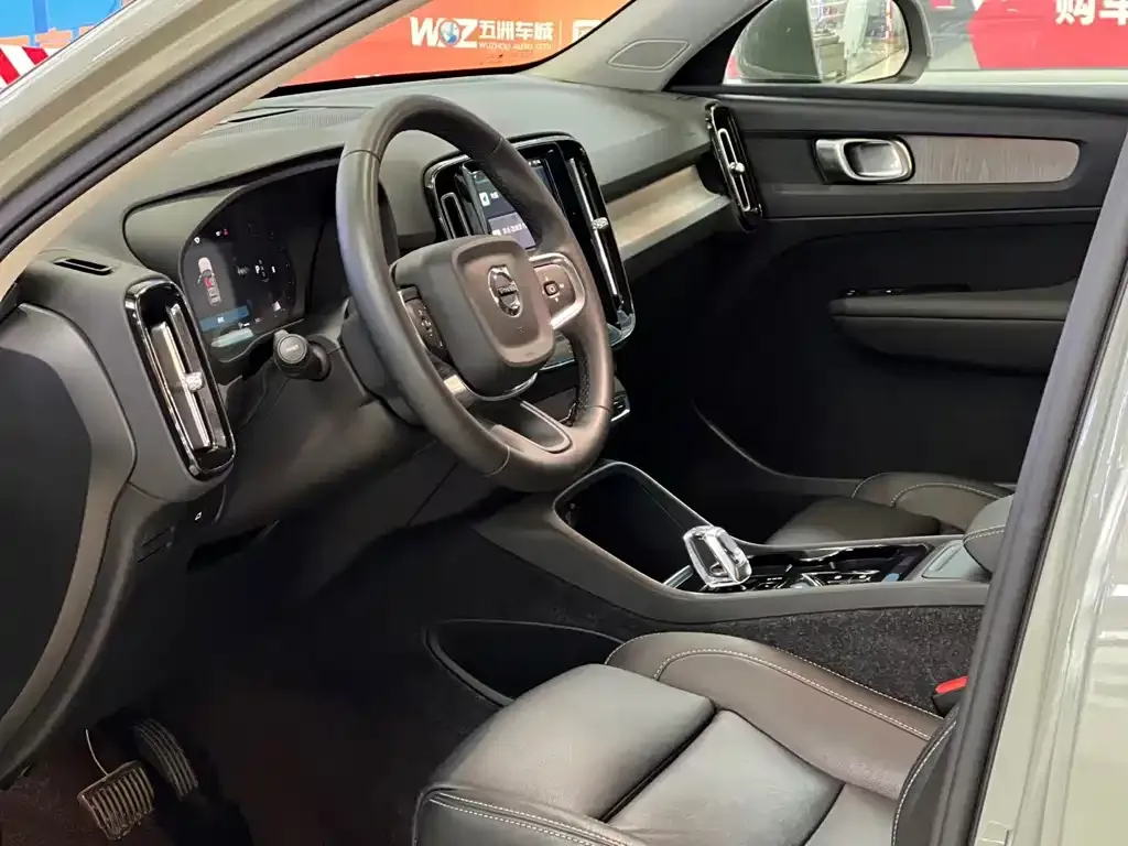 Volvo XC40 2024 из CN, фото 3