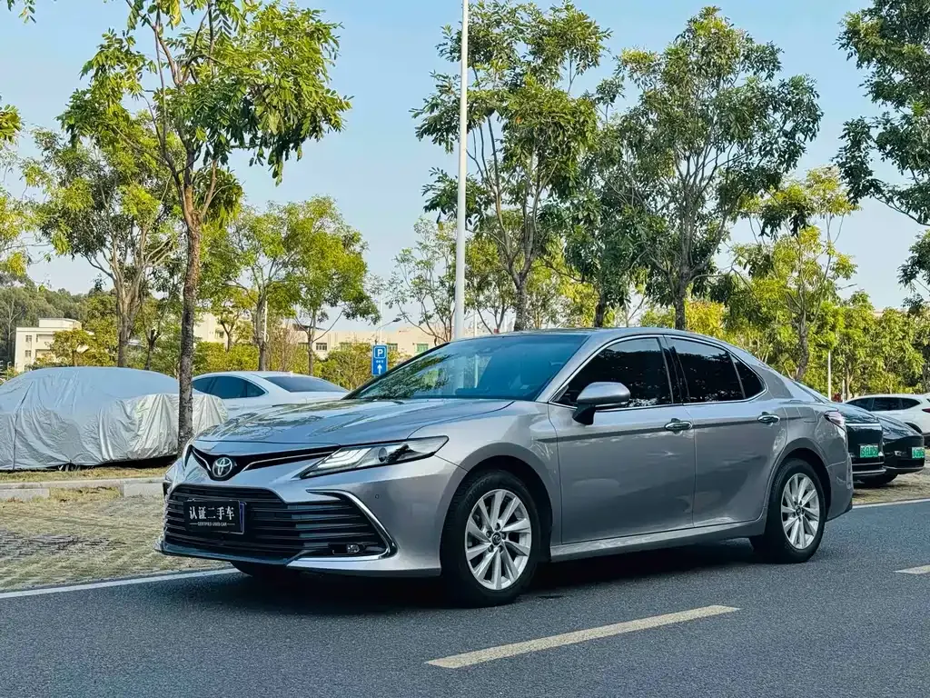 Toyota Camry — фото 1