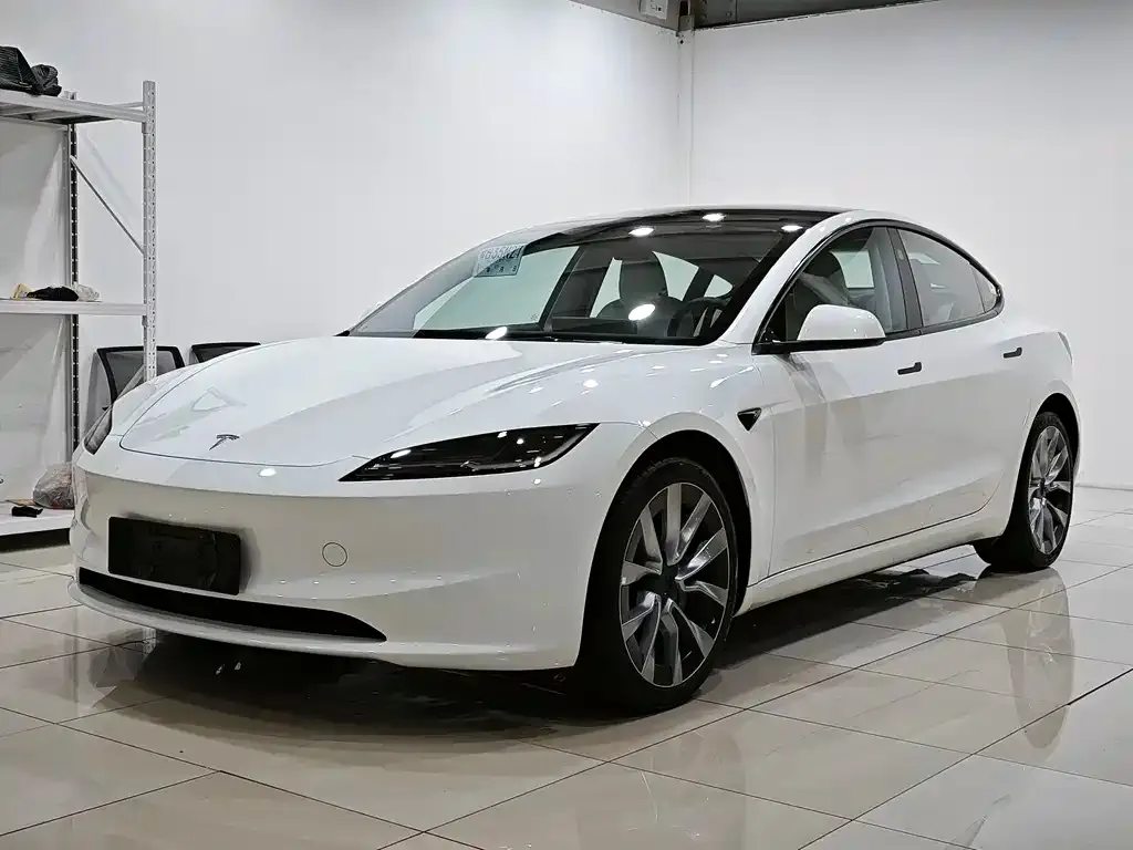 Tesla Model 3 — фото 1