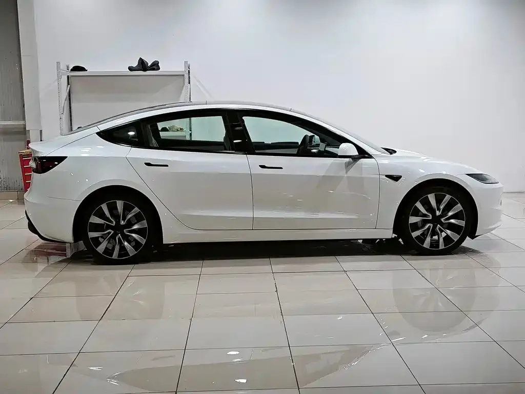 Tesla Model 3 — фото 10