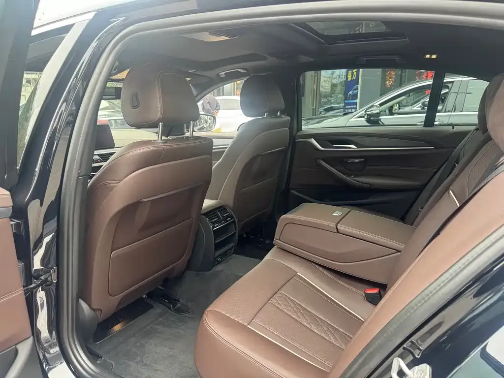 BMW 5 Series 2022 из CN, фото 2