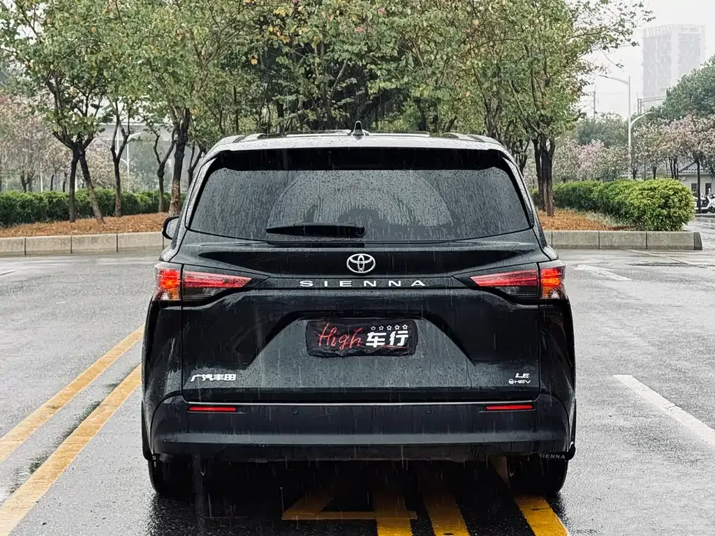 Toyota Sienna 2024 из CN, фото 2