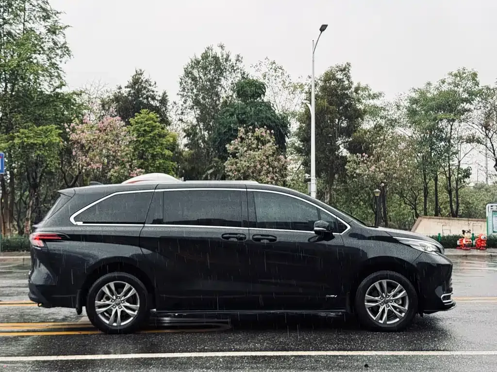 Toyota Sienna 2024 из CN, фото 7