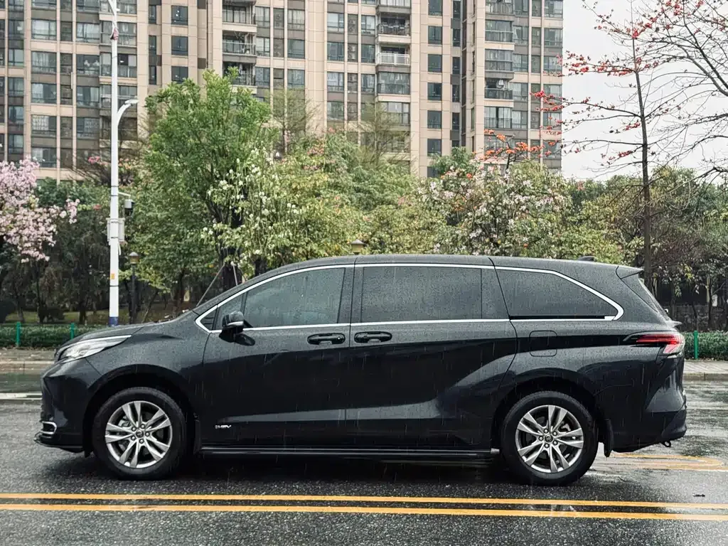 Toyota Sienna 2024 из CN, фото 3