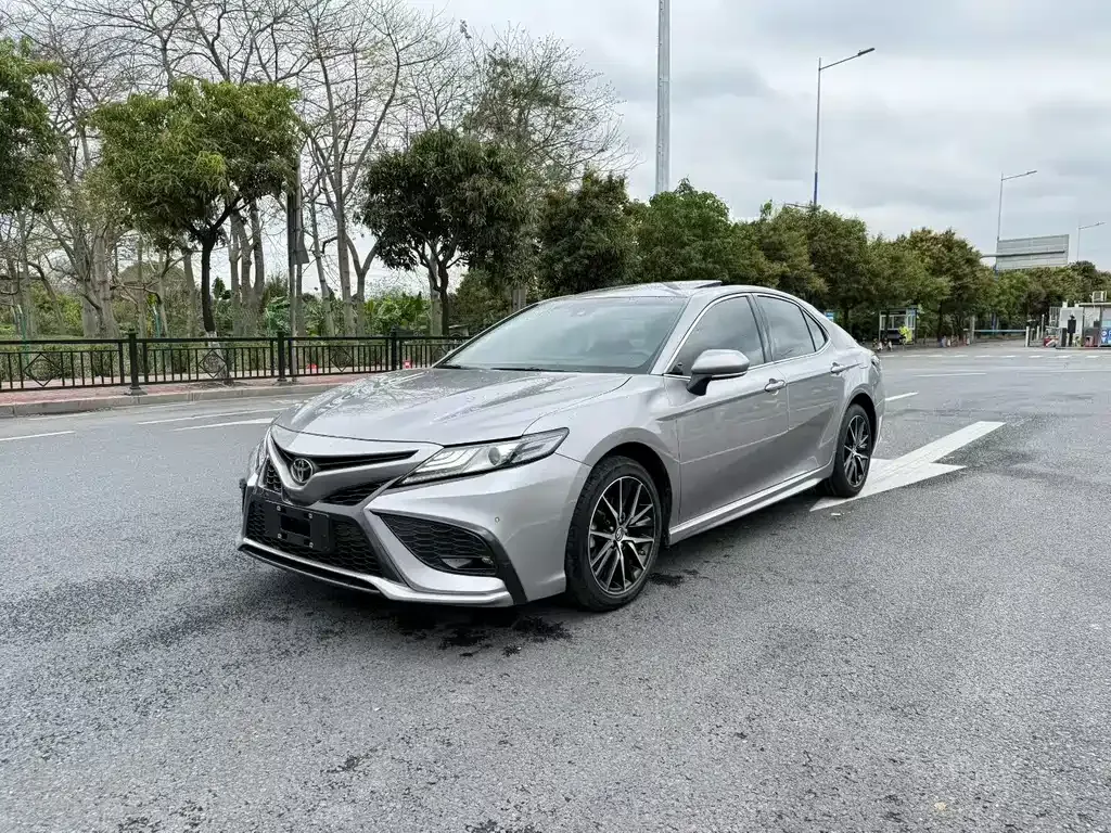 Toyota Camry — фото 1