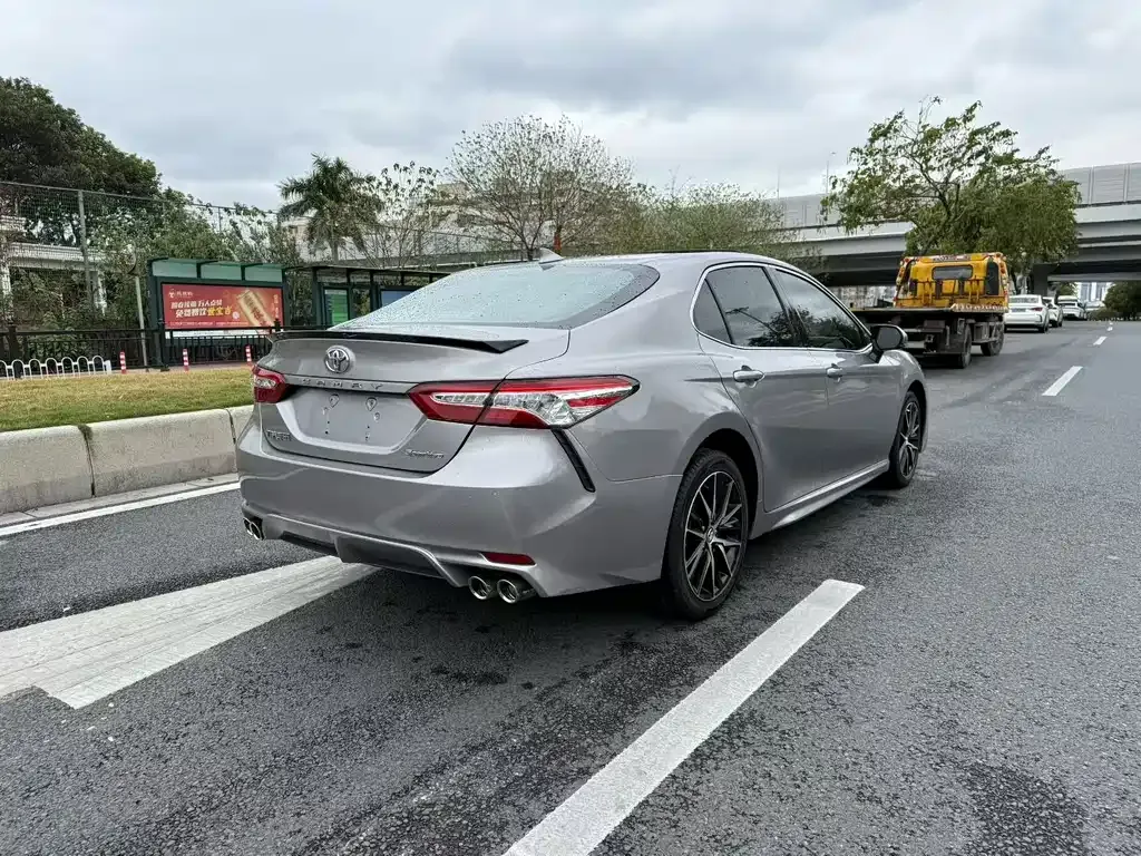 Toyota Camry — фото 3