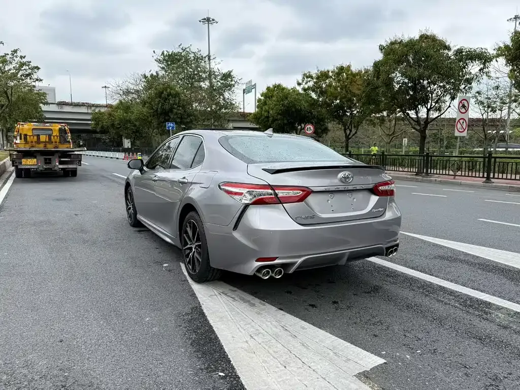 Toyota Camry — фото 4