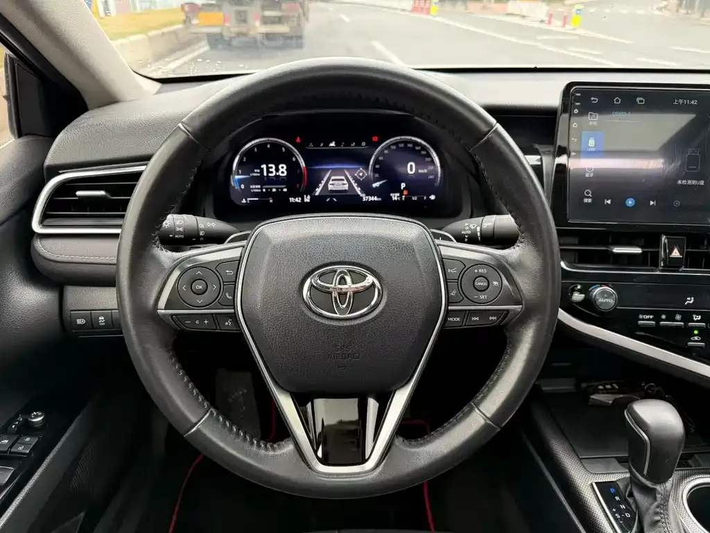 Toyota Camry — фото 5