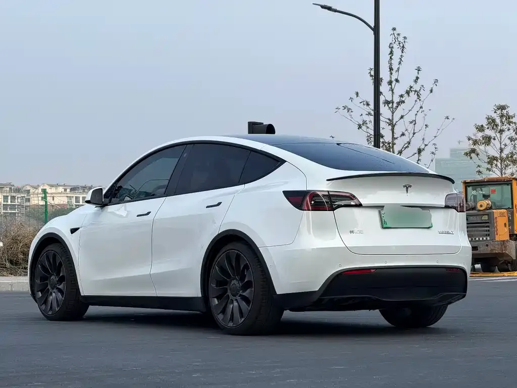 Tesla Model Y — фото 7