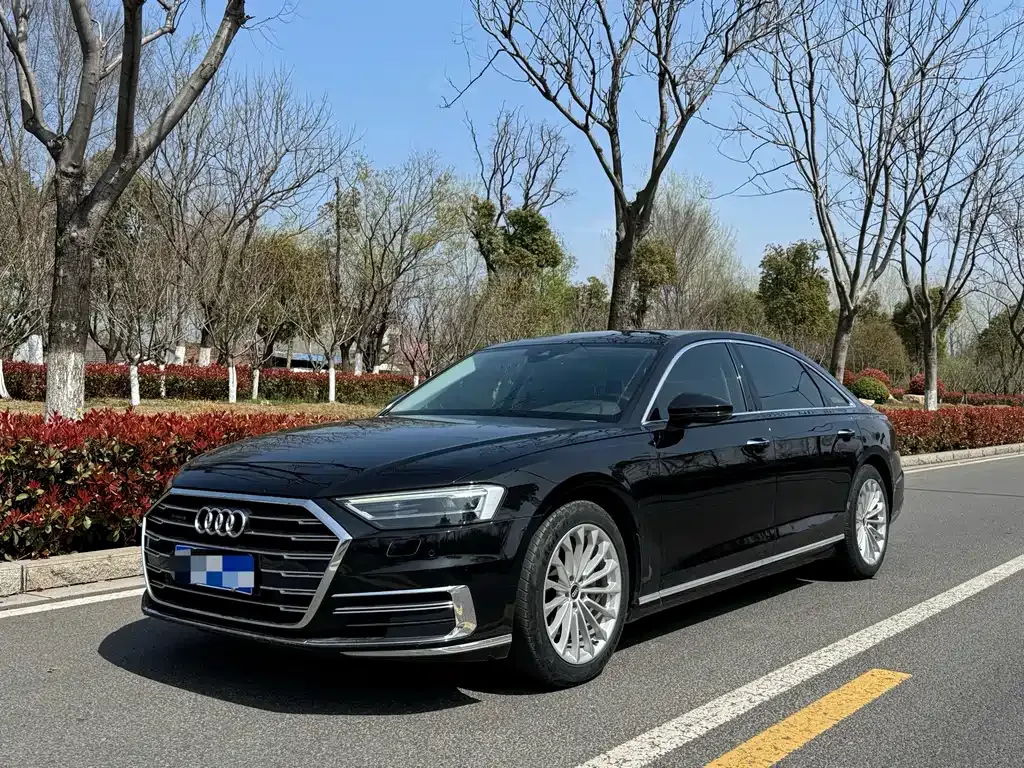 Audi A8 — фото 1